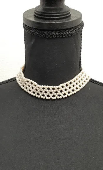 Très joli collier vintage raz du cou en perles