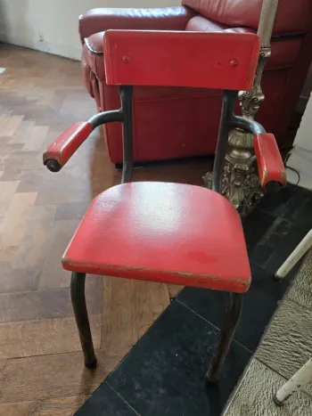 Retro schoolstoeltje uit de kleuterklas