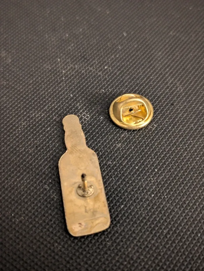Pin's bouteille de Whisky J&B - photo numéro 2