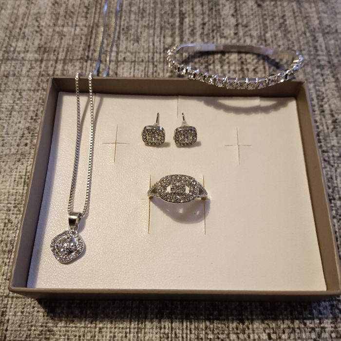 Très belle parure argentée et brillants