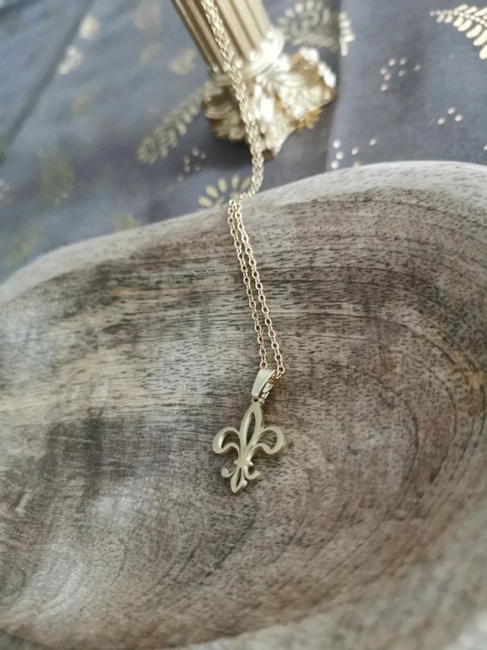 Collier et pendentif fleur de lys dorée - photo numéro 2