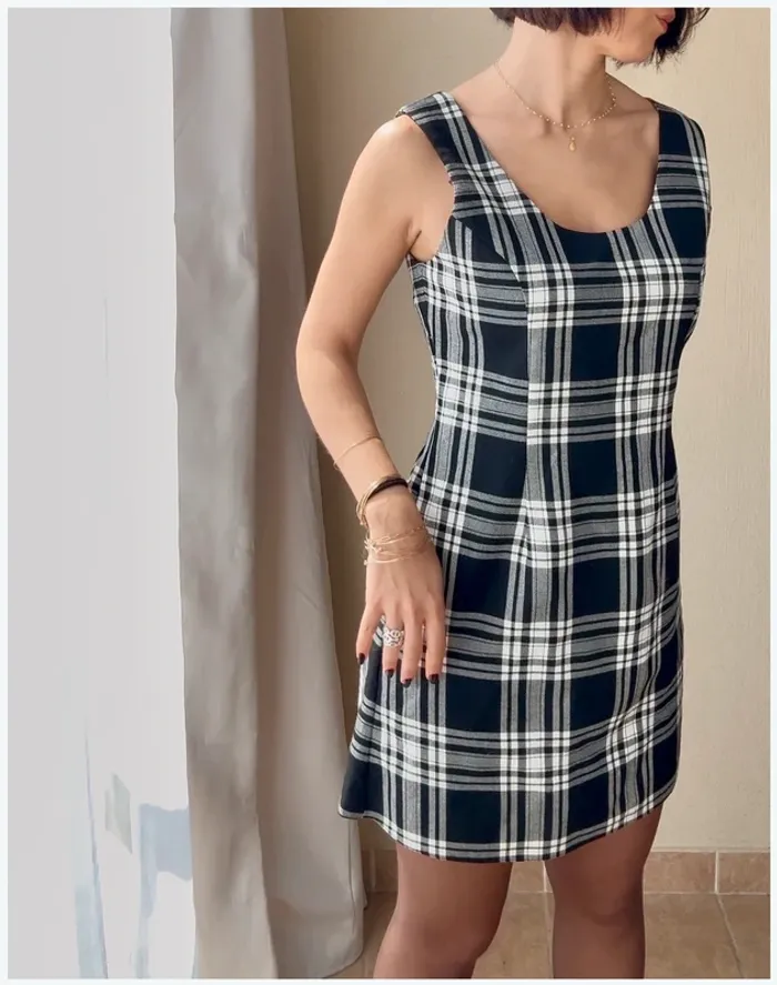 Robe à carreaux noire et blanche taille 38 parfait état - photo numéro 3