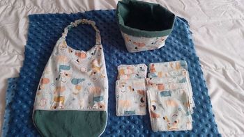 Lot panière lingettes bambou éponge et bavoir bambou éponge 