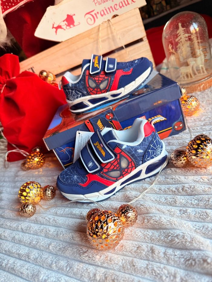 Basket Spiderman lumineuse intense