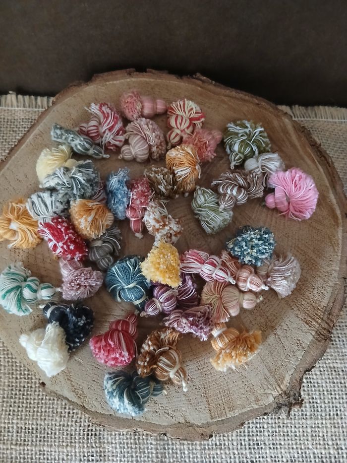 Lot de 42 pompons glands multicolore