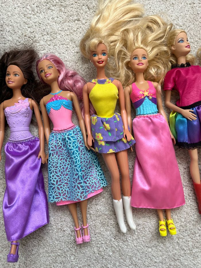 Lot de barbies + vêtements - photo numéro 2