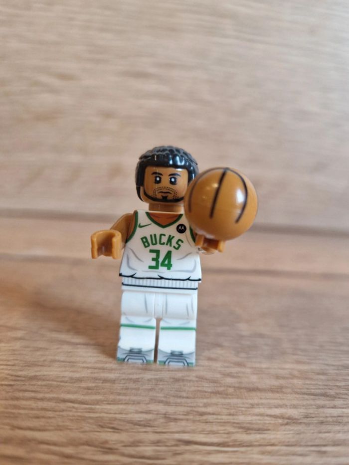 Figurine type lego Joueur de Basket Antetokounmpo
