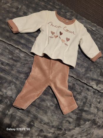 Ensemble velour peu servi bébé fille âge 3 mois. Dort bien velour bébé fille âge 3mois Marque Barbouillage .