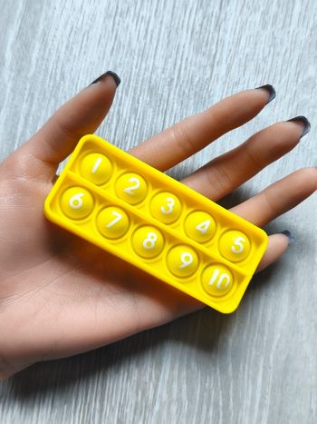 Pop it jaune pour compter jusqu'à 10