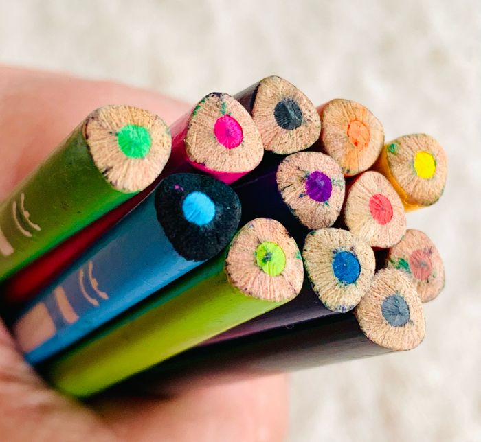 Lot 12 crayons de couleur triangulaires + 6 crayons Cars Disney - photo numéro 3