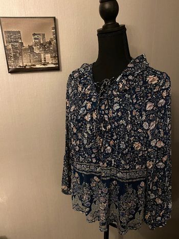 Haut en voile imprimé floral bleu foncé