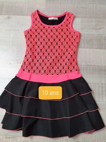 Robe noire volante fuschia