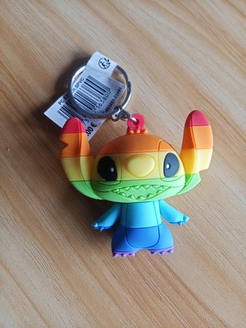 Porte clé stitch arc en ciel Disneyland Paris neuf 
