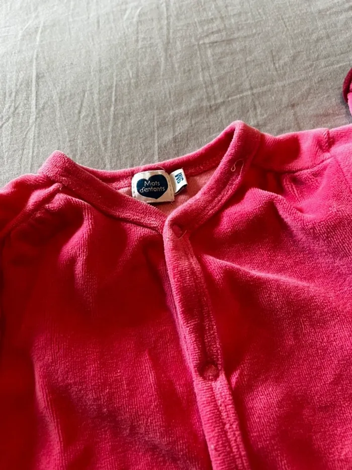 🌺 Pyjama bébé velours rouge – Poches chat brodées – Pressions devant - photo numéro 3