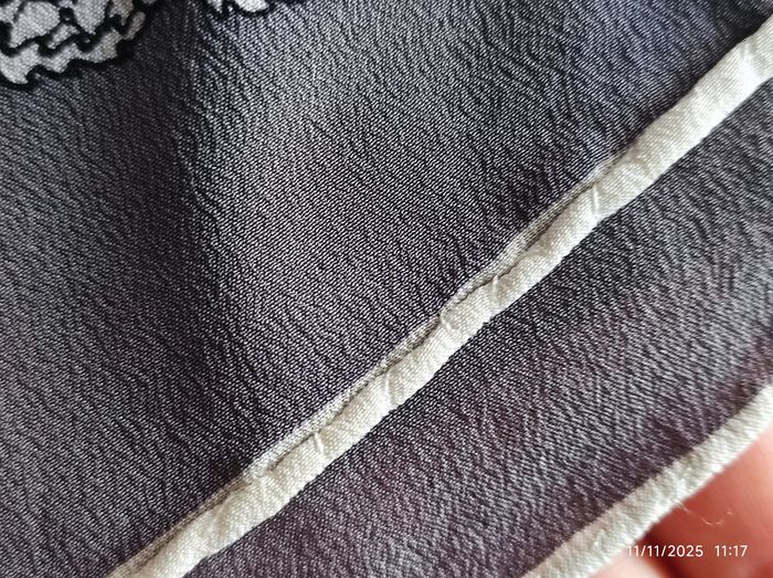 Foulard Carré grand format Rose perle et impression dentelle noire - photo numéro 5