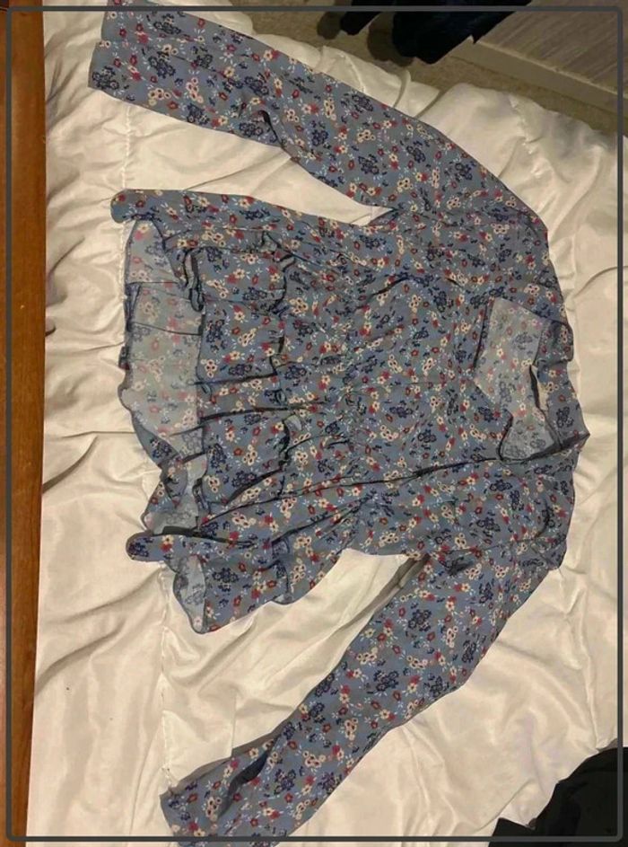 T  shirt  fleurie  taille  S - photo numéro 3