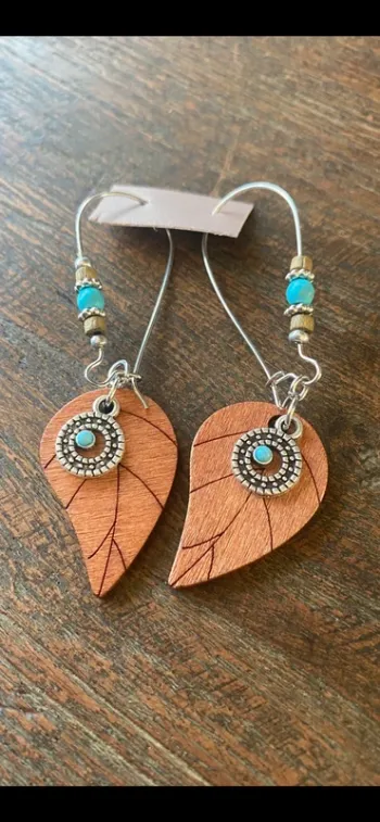 Magnifique paire de boucles d’oreilles avec feuilles, perles , rond et turquoise