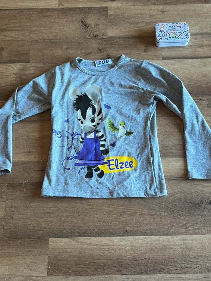 Je vend un haut manche longue fille taille 4 ans mais grand très bon état