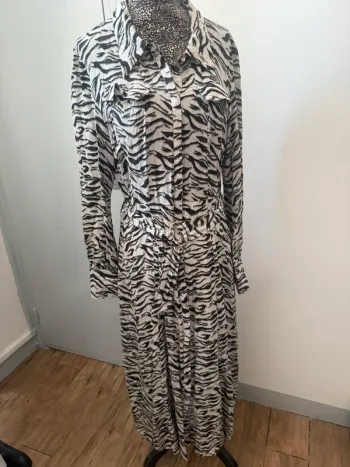 Robe longue cintrée imprimé zèbre Bérénice – Modèle Ramina – Taille 36