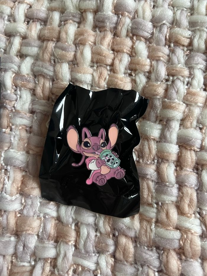 Pin Loungefly Disney Stitch & Angel in pjs - photo numéro 2