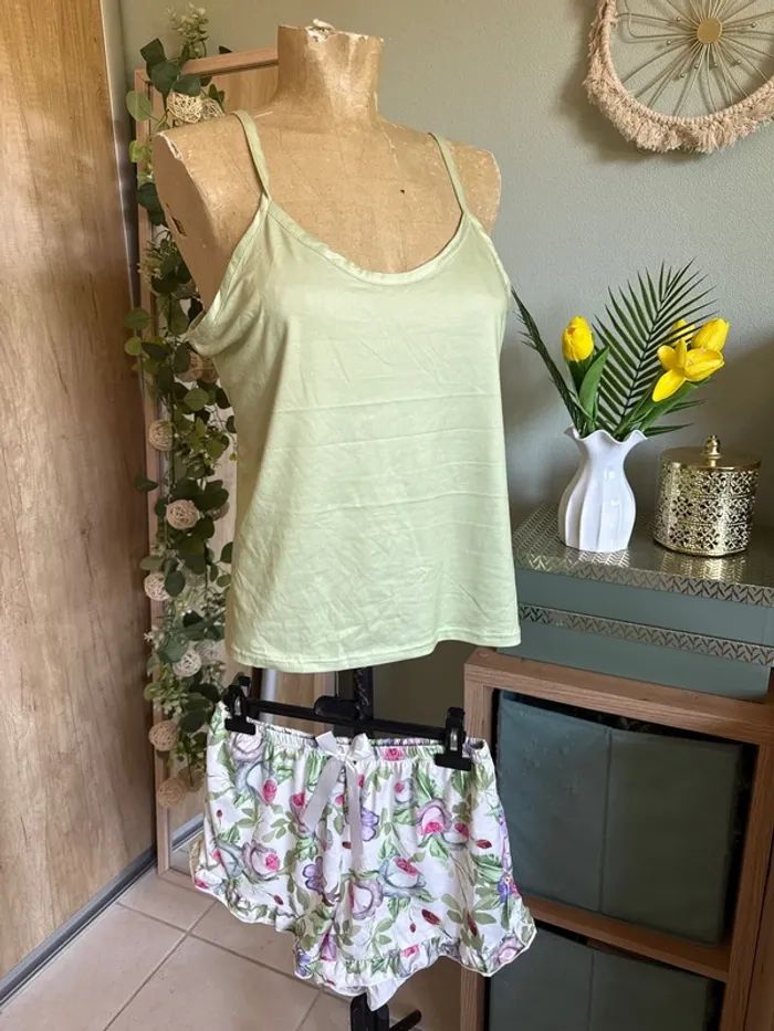 Joli pyjama short top bretelles fleuri 40/42