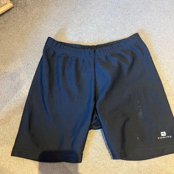 Short de sport avec des taches
