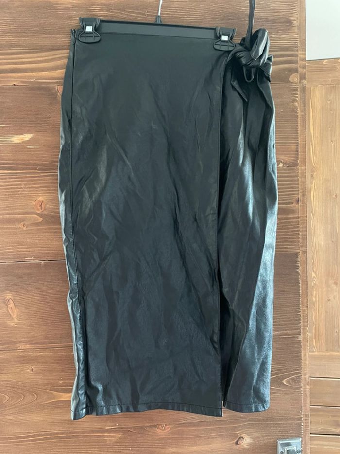 Jupe portefeuille en simili cuir noir