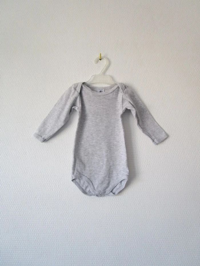 Body gris pâle Petit Bateau 6 mois TBE