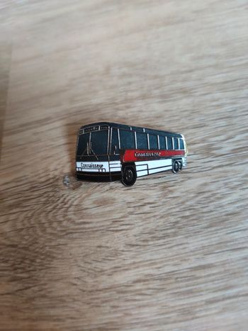 Pin's bus car connaisseur