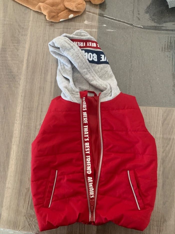 Veste sans manche à capuche