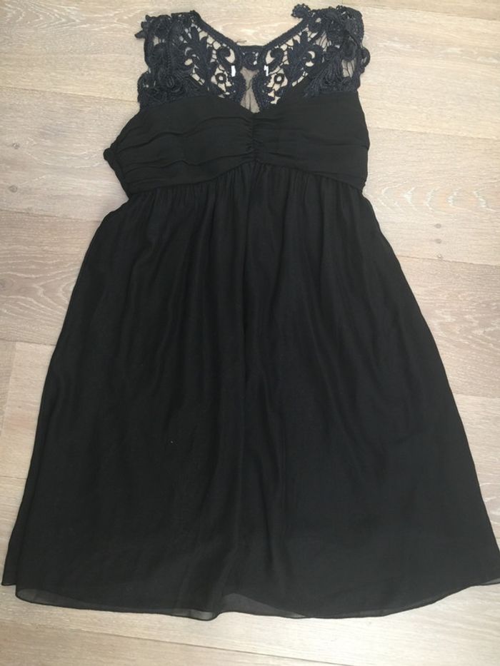 Robe noire voile et dentelle