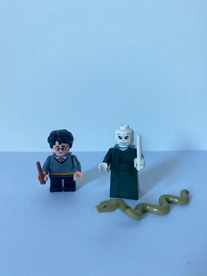 Figurine type lego Harry contre Voldemort et son serpent. Harry Potter