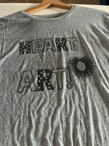 TEE shirt heart art en XL