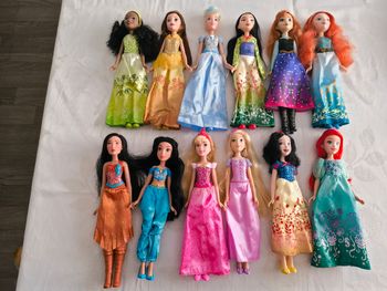 Lot 12 poupées disney 