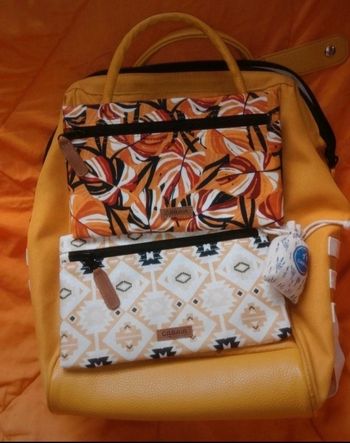 Sac Cabaïa médium serie limitée Allons Rider TBE quelques marques d usures, petites traces. Mais simili impeccable 2 grandes pochettes neuves. Dimensions 41x27x16 Taille medium Envoie rapide et soigné