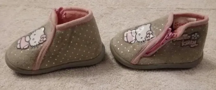 Chaussons Hello Kitty taille 20 (réf perso 18)(familleac72) - photo numéro 2