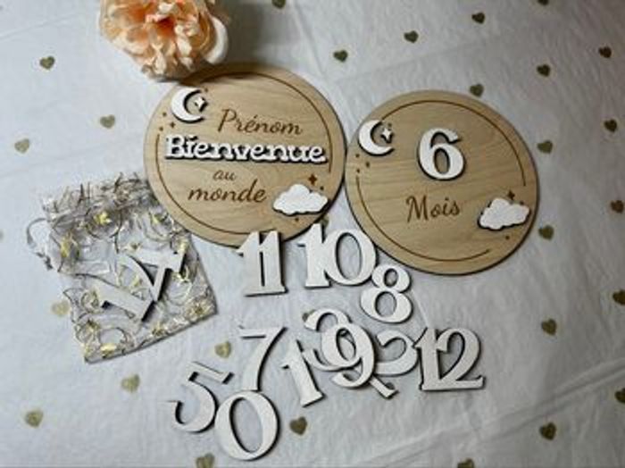 Plaques étapes en bois personnalisables - Bienvenue et Mois (Lune et étoile)