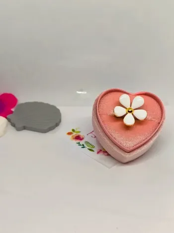 Bague dorée avec fleur blanche nacrée