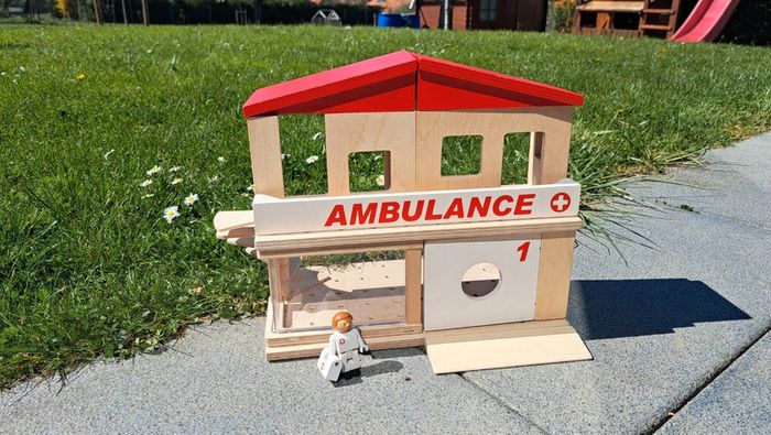 Jouet en bois maison ambulance