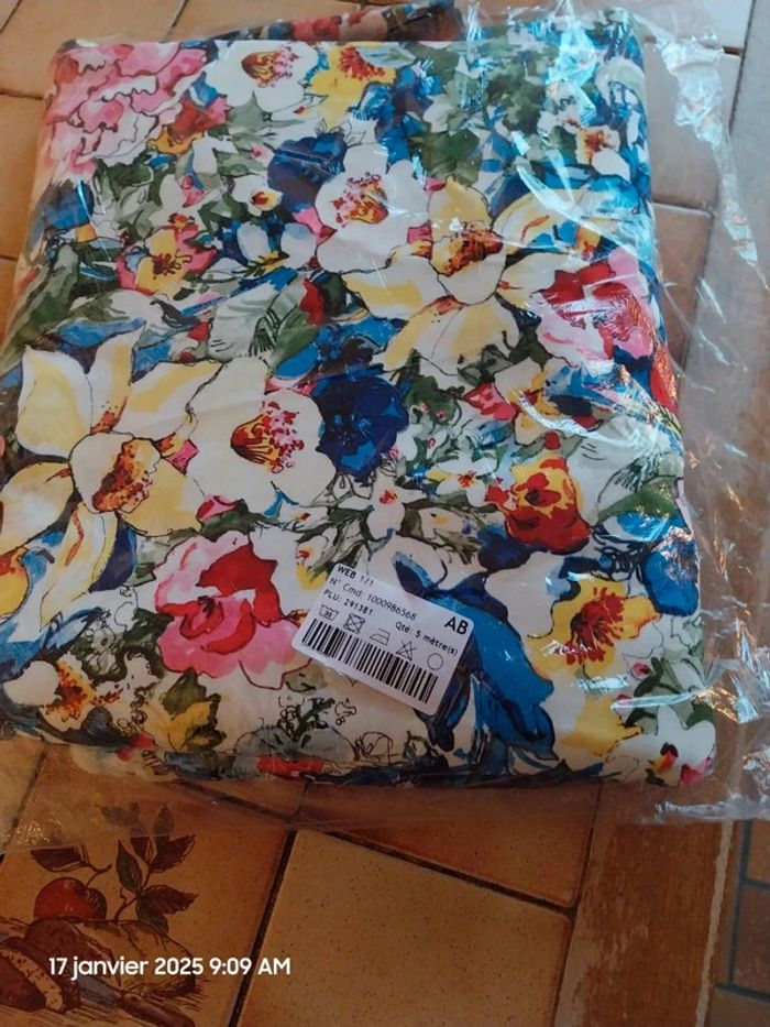 Tissu satin coton imprimé fleurs luxuriantes jaune, bleu et rose – Mondial Tissus 5 m x 1.45 m - photo numéro 9