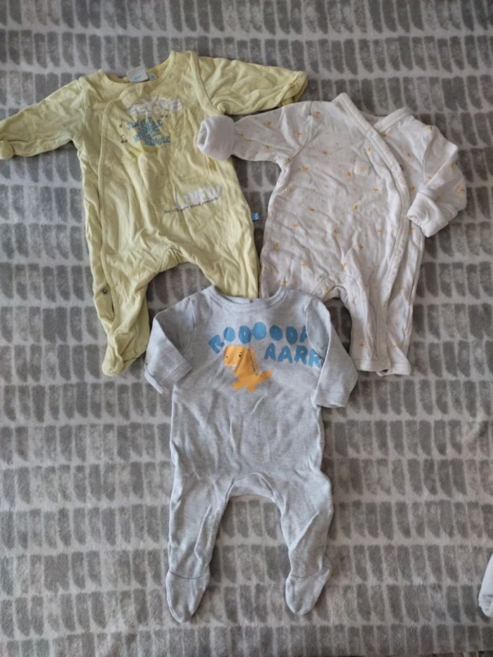 Lot pyjama grenouillère coton Disney tex Kiabi 1 mois - photo numéro 1