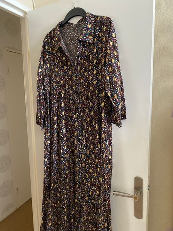 2robes :1fond noire avec dorée et l autre robe fond bleue marine avec du dorée 