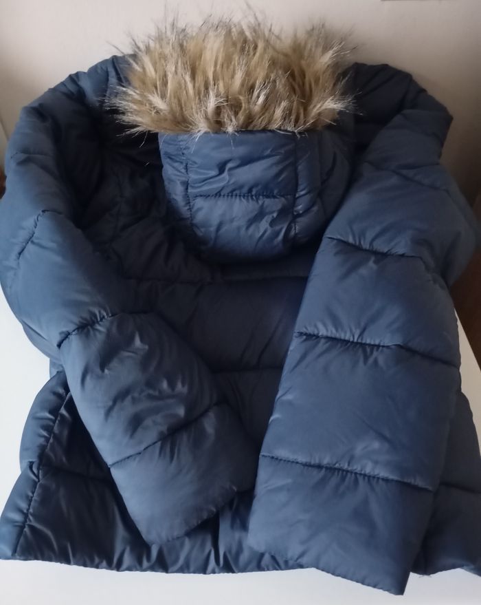 Blouson doudoune.Taille S. Capuche et fausse fourrure .2 poches . Polyamide polyester. Bleu foncé ,marine ..Up Fashion.Etat neuf - photo numéro 3