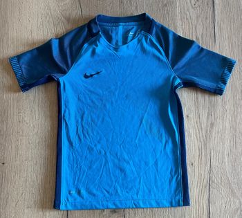 Tee shirt nike aeroswfit taille XS (6-8 ans) très bon état