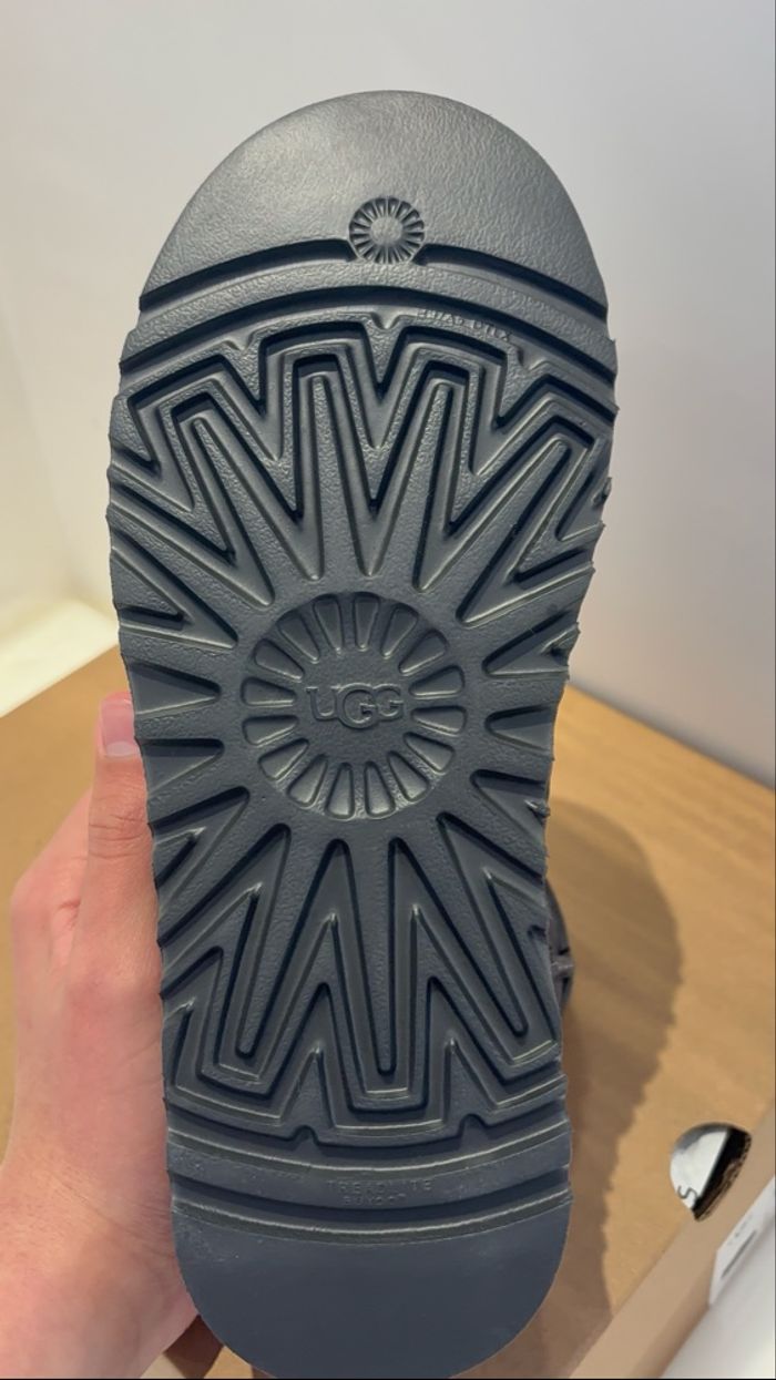 Pantoufles UGG Neuf Taille 39 - photo numéro 5