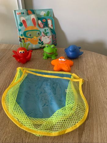 Lot de 4 jouets de bain + 1 livre + 1 filet de rangement à ventouses