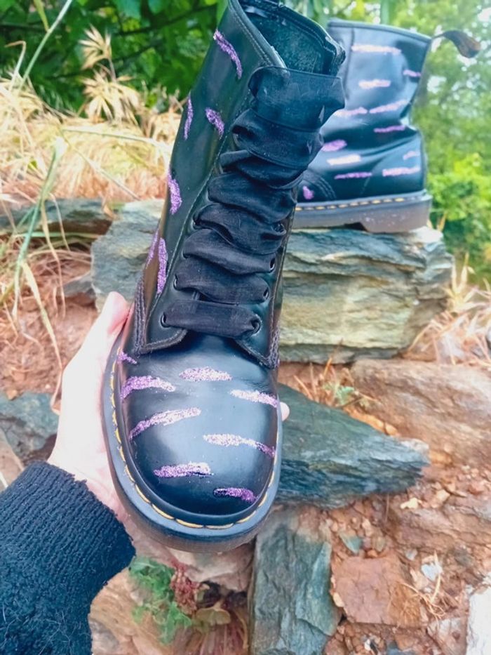 Dr. Martens noir custom zébra 🦓 paillettes violettes 39 - photo numéro 3