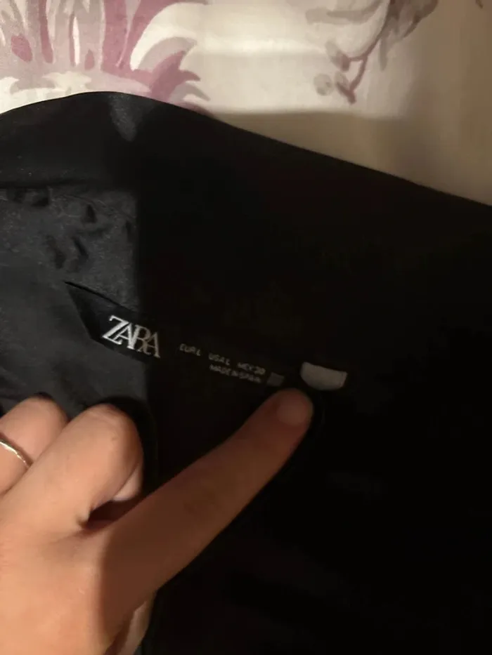 Chemise en satin noir Zara taille L - photo numéro 2