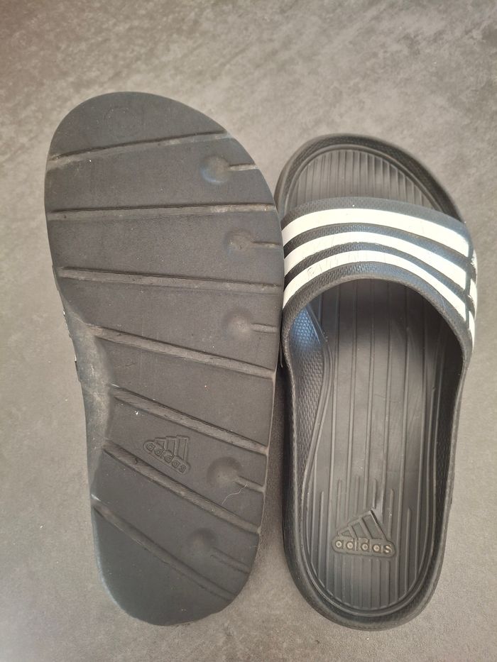 Claquettes Adidas noires taille 4 pointure 36 - photo numéro 3