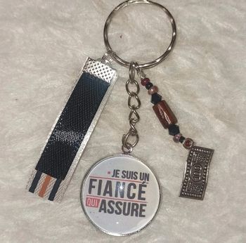 Cadeau fiancé,  porte clé message " fiancé qui assure"